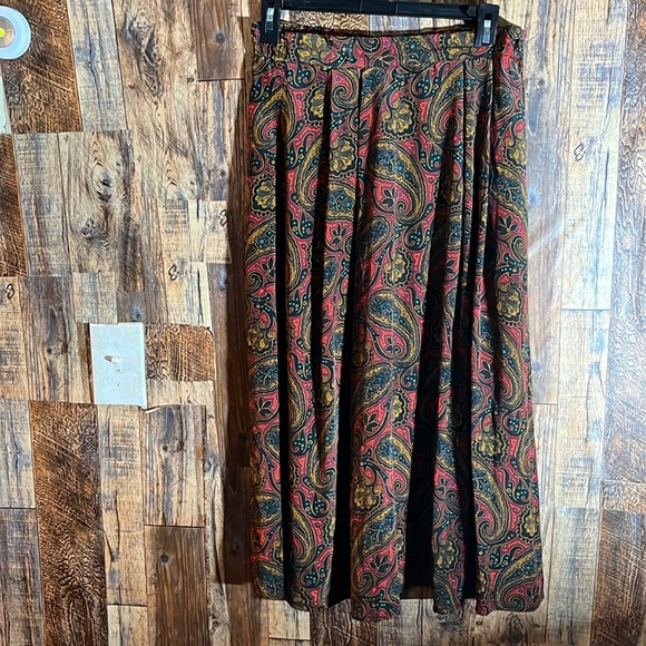 Alyssa Carr women's skirt 
With elastic waist 14 wide x 32 length size medium - Picture 1 of 5
